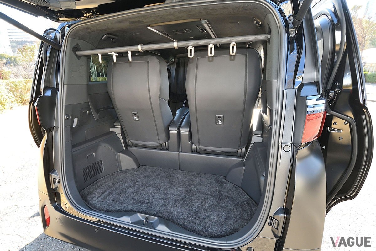 トヨタ「アルファード スペーシャスラウンジ」