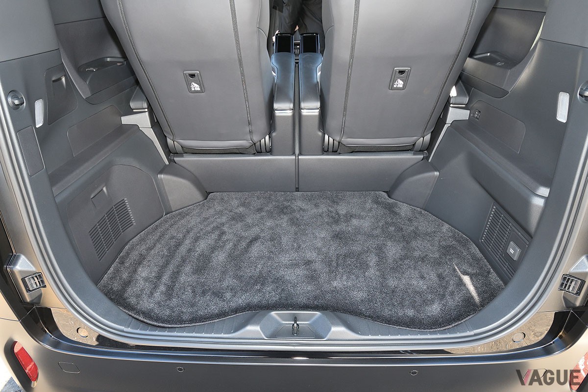 トヨタ「アルファード スペーシャスラウンジ」