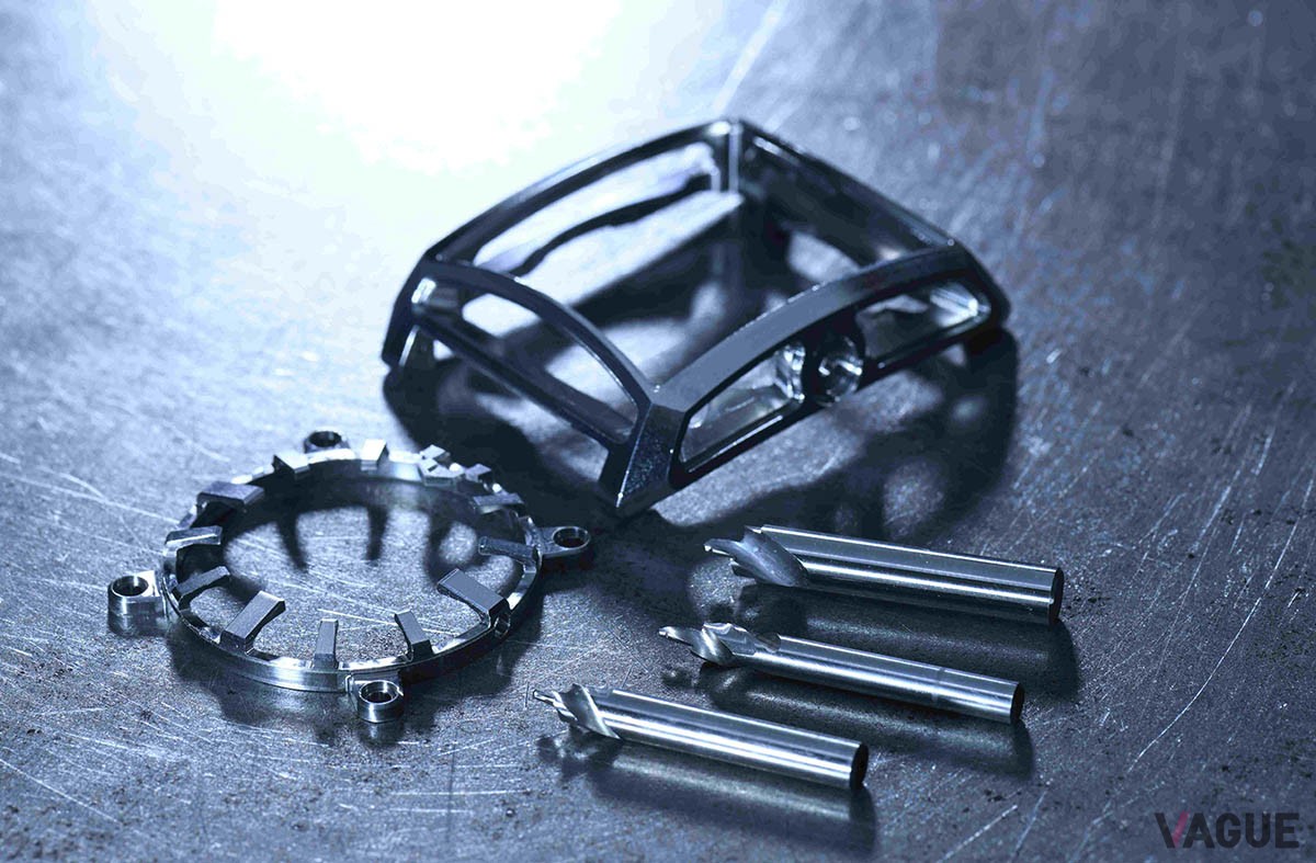 仕上げの前の下地処理として、表面を歪みなくなめらかに整えるザラツ研磨はMINASEの代名詞。世界の時計コレクターの間では”ザラツ研磨と言えばMINASE”と囁かれるほど