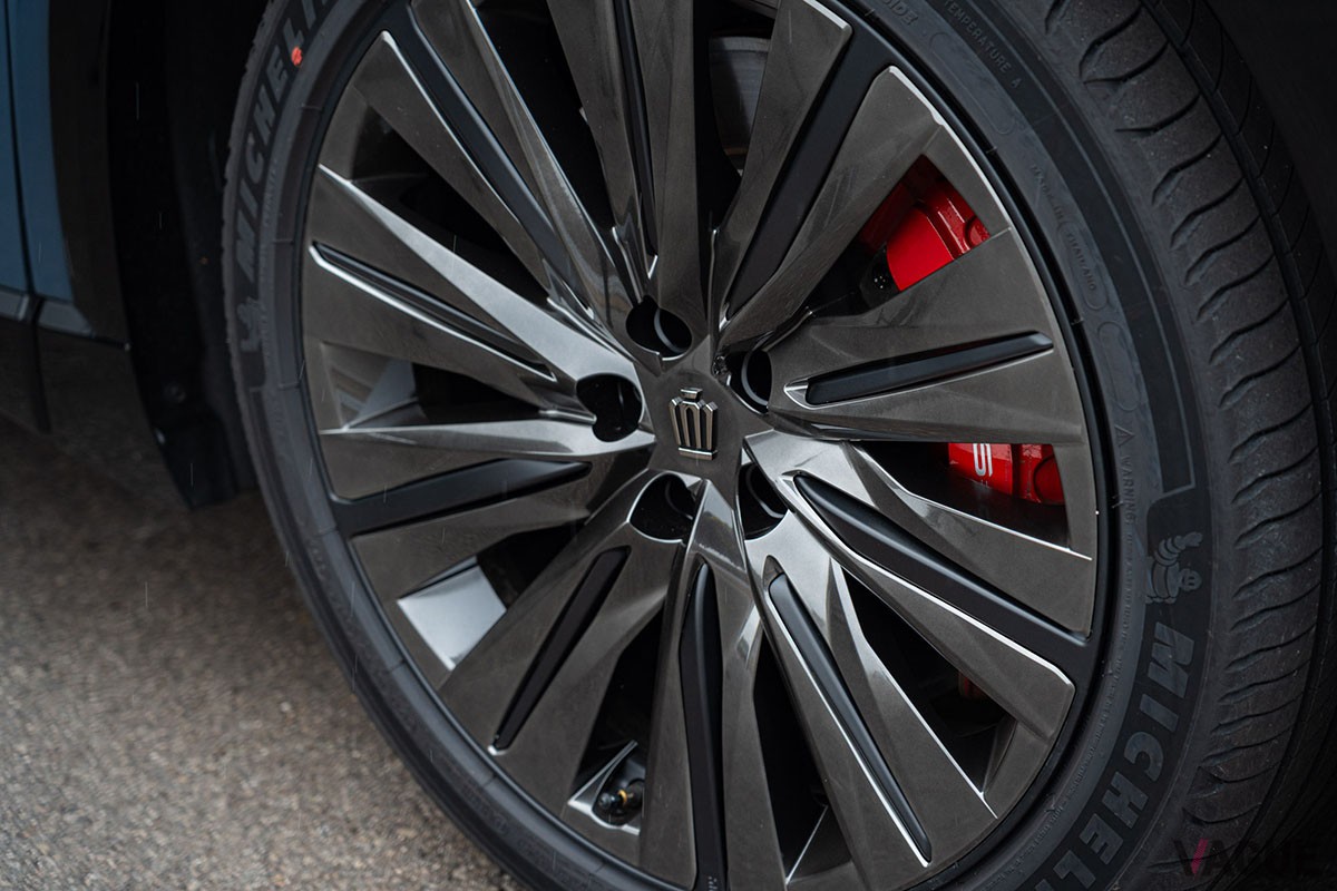 トヨタ新型「クラウン・エステート RS」（PHEV）