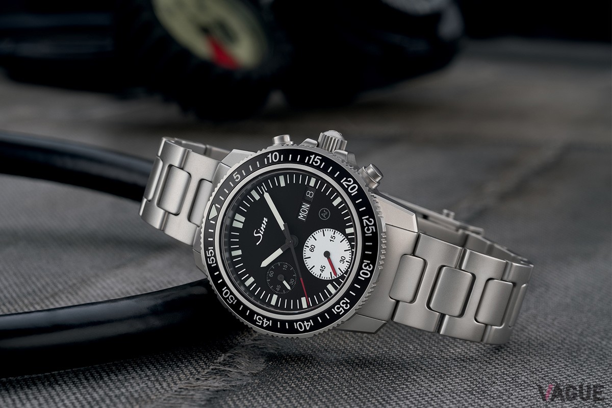 「SINN 613 St」りゅうずとプッシャーはケース右側にまとめて配置。大きめのコマを用いたブレスレットも堅牢な雰囲気を強調する