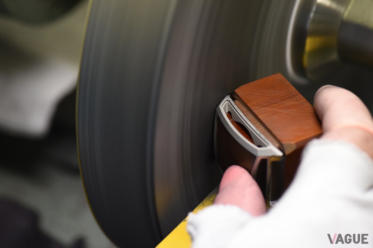 仕上げの前の下地処理として、表面を歪みなくなめらかに整えるザラツ研磨はMINASEの代名詞。世界の時計コレクターの間では”ザラツ研磨と言えばMINASE”と囁かれるほど