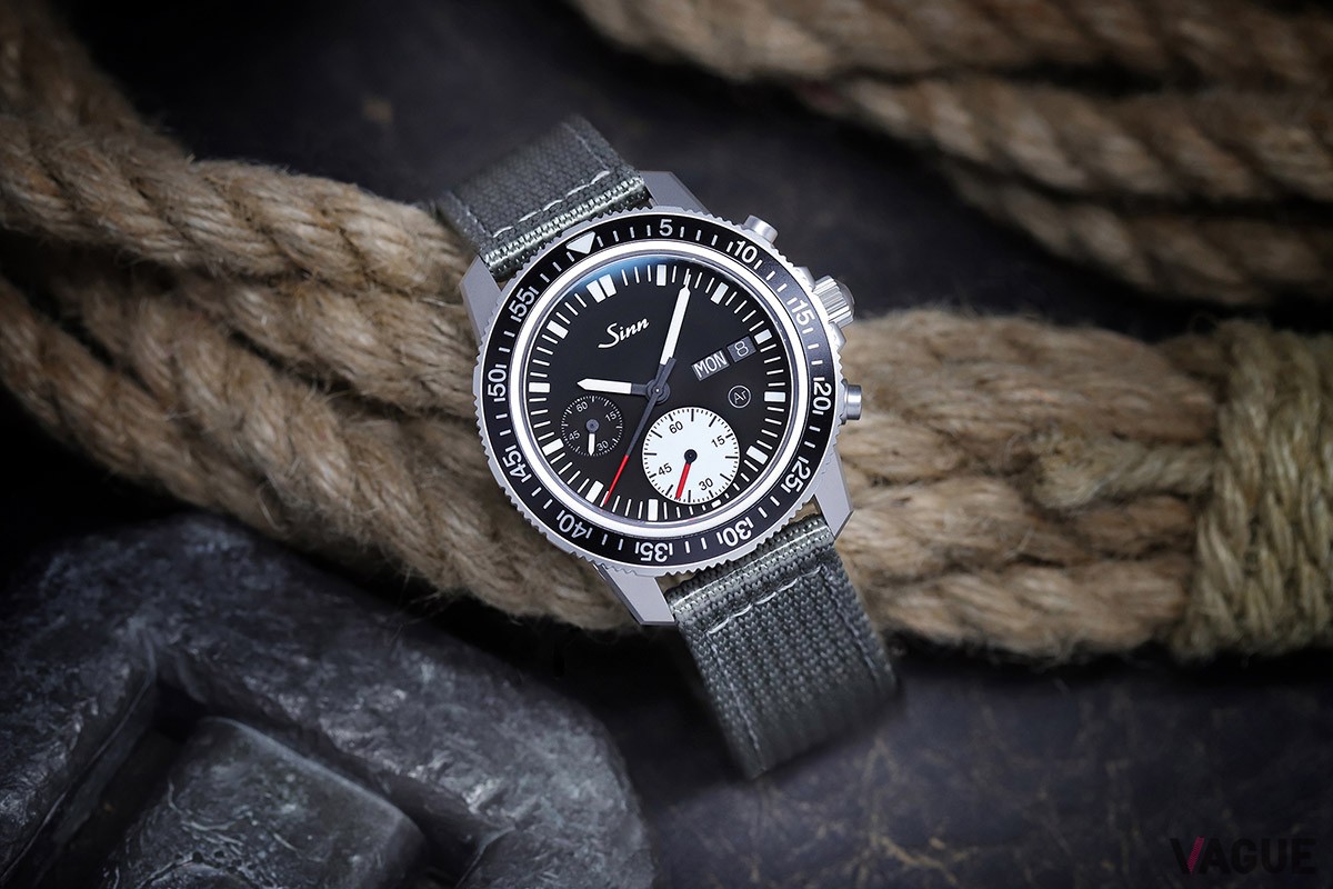 「SINN 613 St」別売のテキスタイルストラップに付け替えればぐっとラフな雰囲気に。コンパクトな41mm径は日常使いしやすいのも魅力
