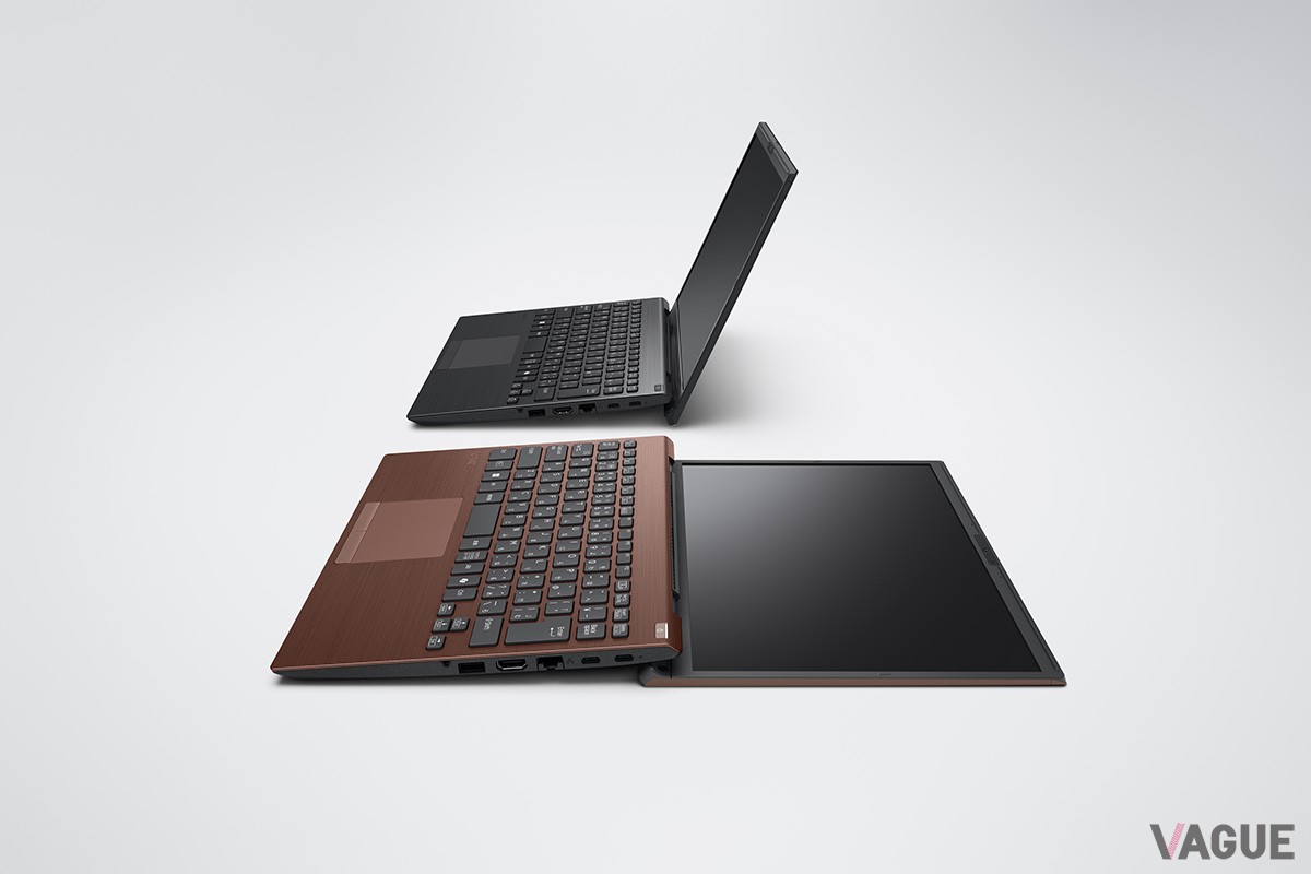 ディスプレイは180度フルオープン機構を搭載。対面に座った人とのミーティングも便利