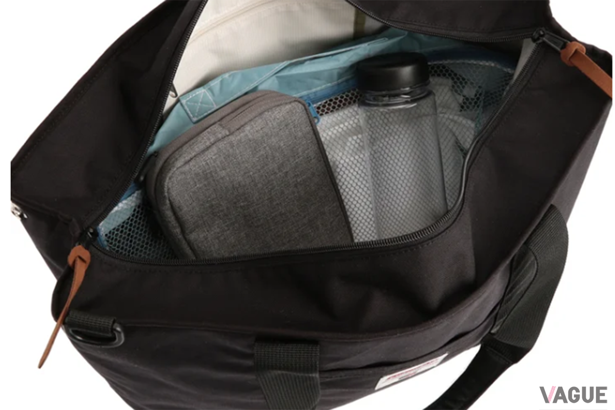 上部両サイドにスナップボタン付きで荷物が少ない時にはスッキリ収納