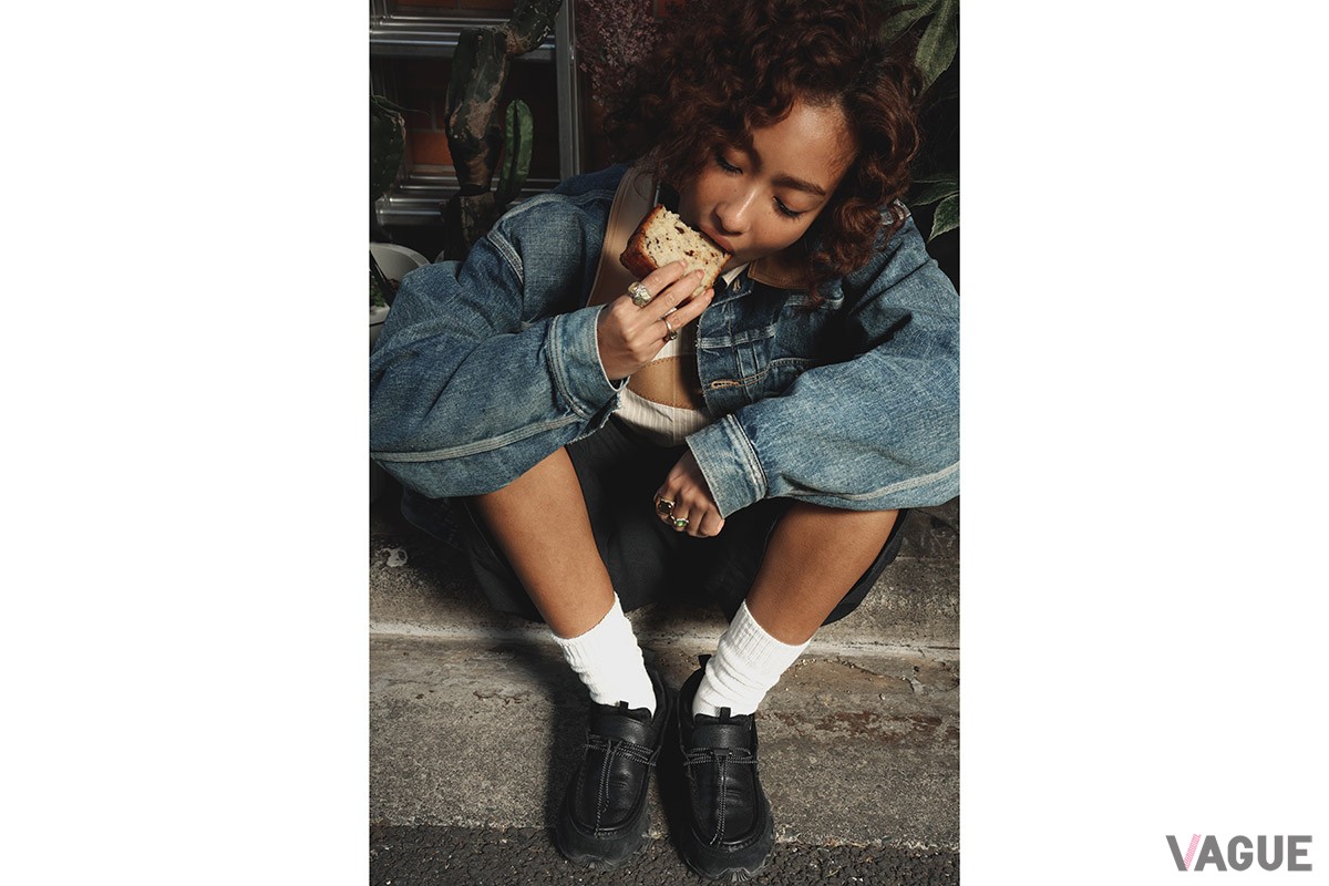 一見エキセントリックに見えてその実、カジュアルなストリートスタイルにもモードな装いにも合わせられる稀有な一足