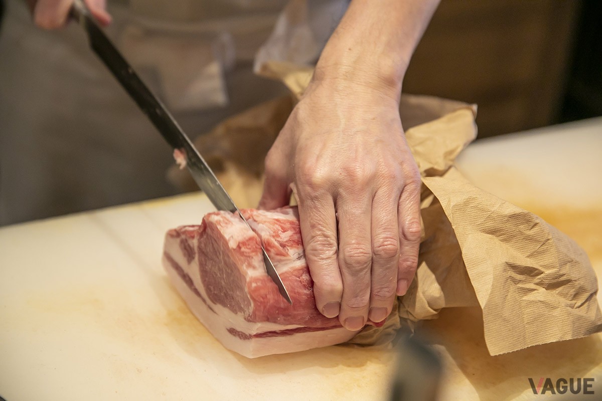豚肉は三重県産の豚肉など、その日状態のいいものを。すじ切りなど丁寧に下処理をする
