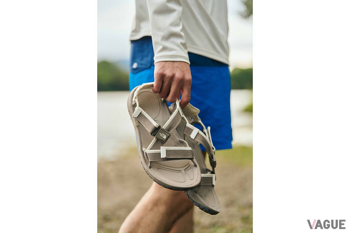 アジャスター付きのストラップにヒールも伸縮性の素材を採用。履き心地も快適