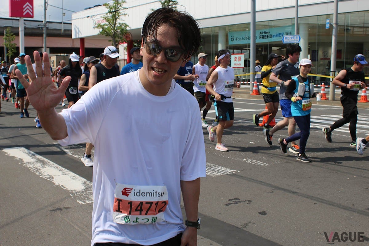 応援に駆けつけてくれた知人とハイタッチ。その瞬間、不思議とそれまでの痛みが和らぎます。応援の力で生まれるエネルギーを実感できるのも、フルマラソンの醍醐味のひとつ。 場所は約15キロ地点。すでに全身ずぶ濡れ。汗だけでなく、頭から水を浴びても、時計もイヤホンも故障することなく無事に使えました