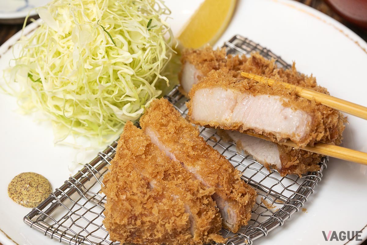肉と衣が密着していて、隙間がない。極限まで粉を落としたからこそ