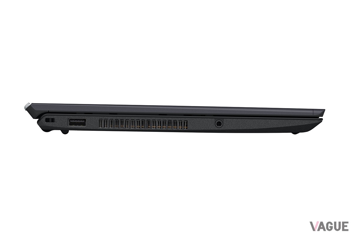 ボディ右側にはUSB-Aとヘッドホン端子を備える