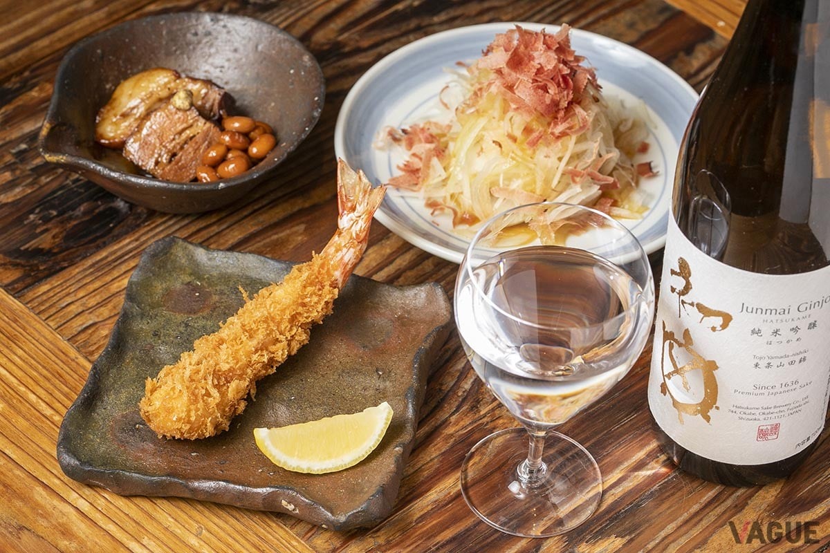 「車海老」880円、「玉ねぎサラダ(ハーフ)」550円、「大豆角煮」990円、この日の日本酒は静岡にある初亀酒造の「純米吟醸 東条山田錦」(グラス852円〜)