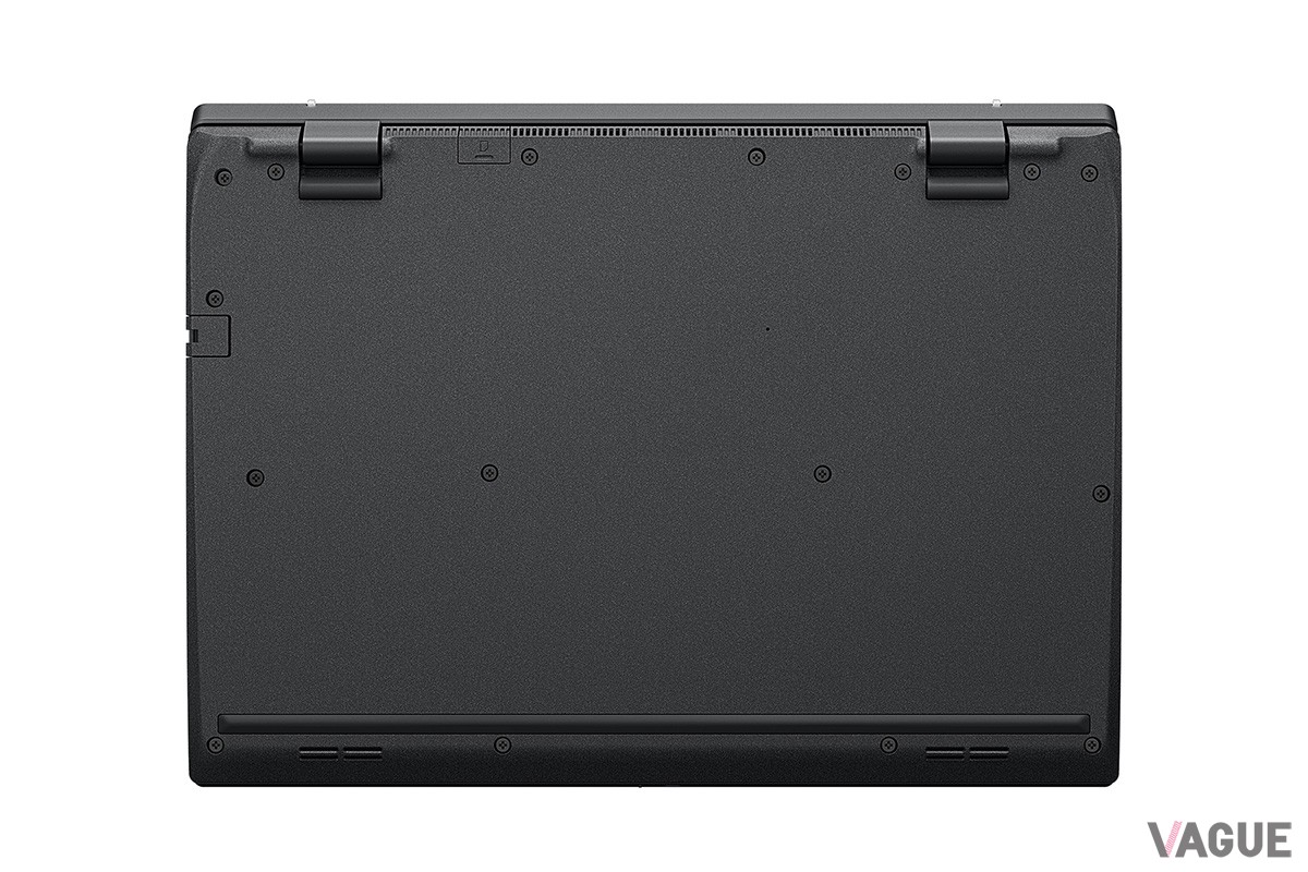 無塗装部品（ボトムケース）には強化樹脂を使用することで軽量と剛性を両立