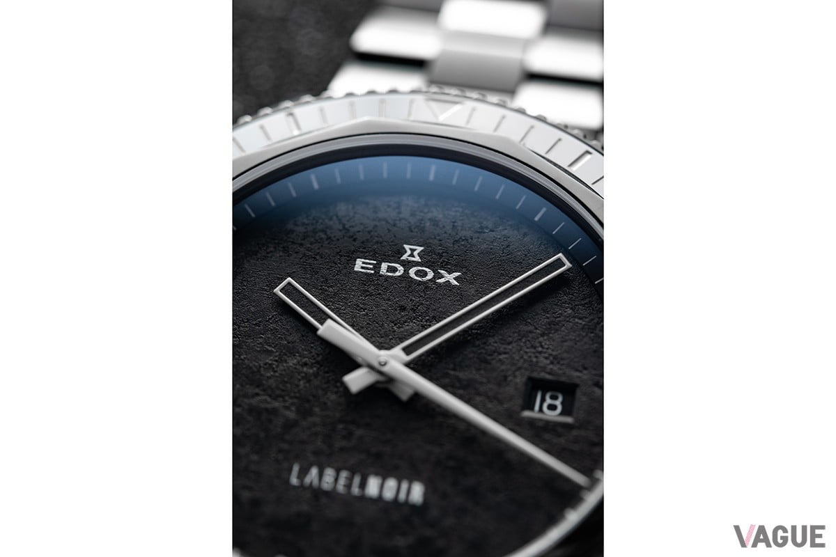 ダイヤル表面は“オキシダイジング加工”によって独特の風合いに