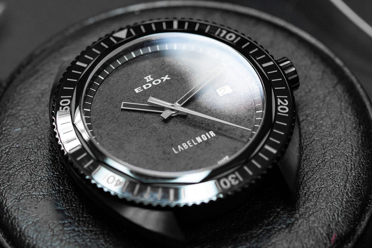 風防はサファイアクリスタル。ベゼルはハイテクセラミックを採用