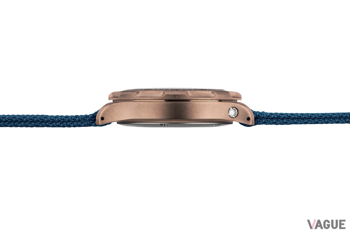 ラグ脇にあるのは「Arドライテクノロジー」によドライカプセル（特殊乾燥剤）