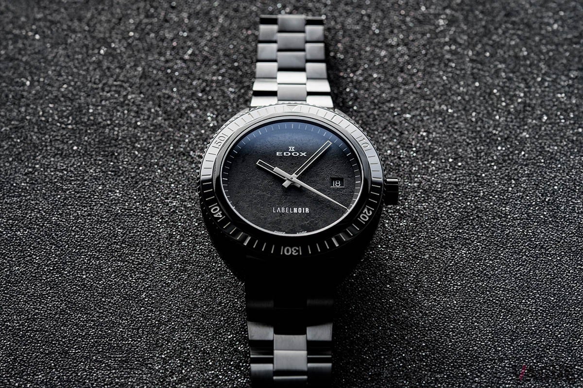 最小限の数字表記による静謐な表現に