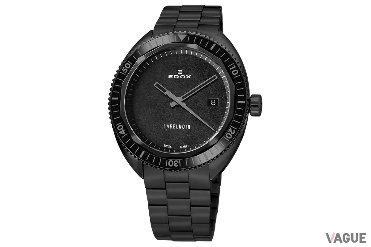 ベゼルには光沢を与え、ケースやブレスレットはマット調。ブラックの濃淡を変えて各部が引き立つデザインに