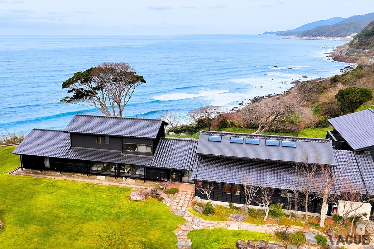 目の前に広がる雄大な日本海を一望できる、高台に位置する絶景のロケーション