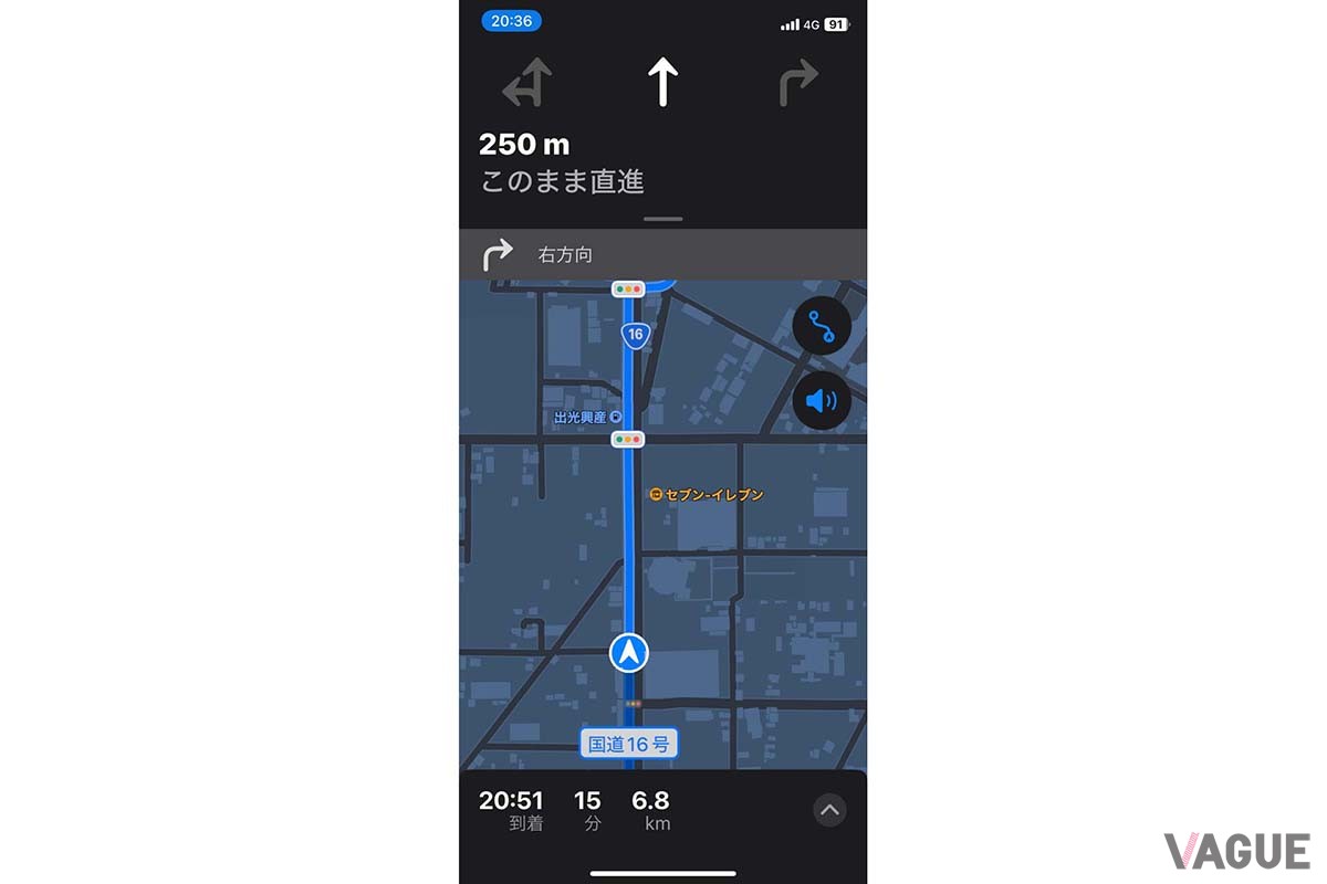 通過する交差点では車線ガイドを表示する機能を持つが、案内する場所は郊外になるとかなり少なくなる