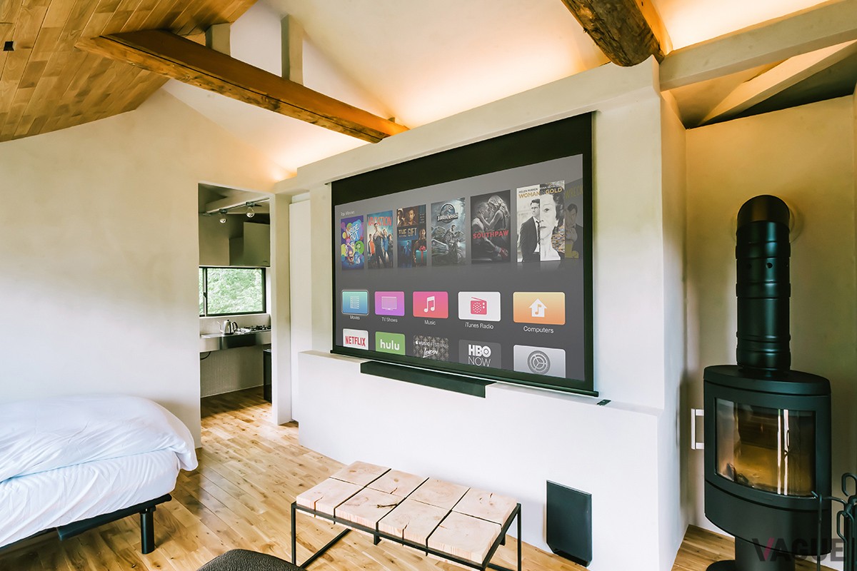 100インチの4Kプロジェクターと7.1ch Dolby Atmosサウンドシステム完備