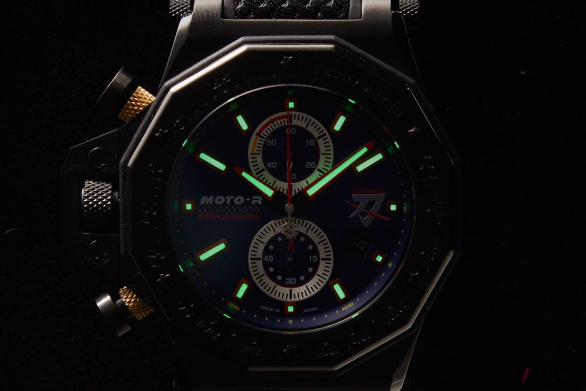 針とインデックスは強蓄光にて暗所で発光