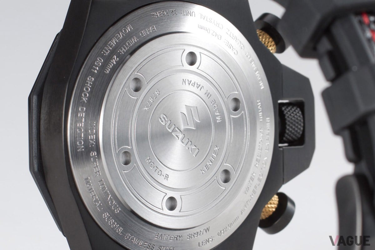 裏蓋にはスズキのロゴが中心に据えられる