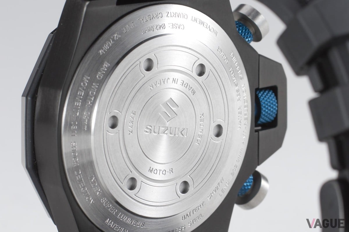 裏蓋にはスズキのロゴが中心に据えられる