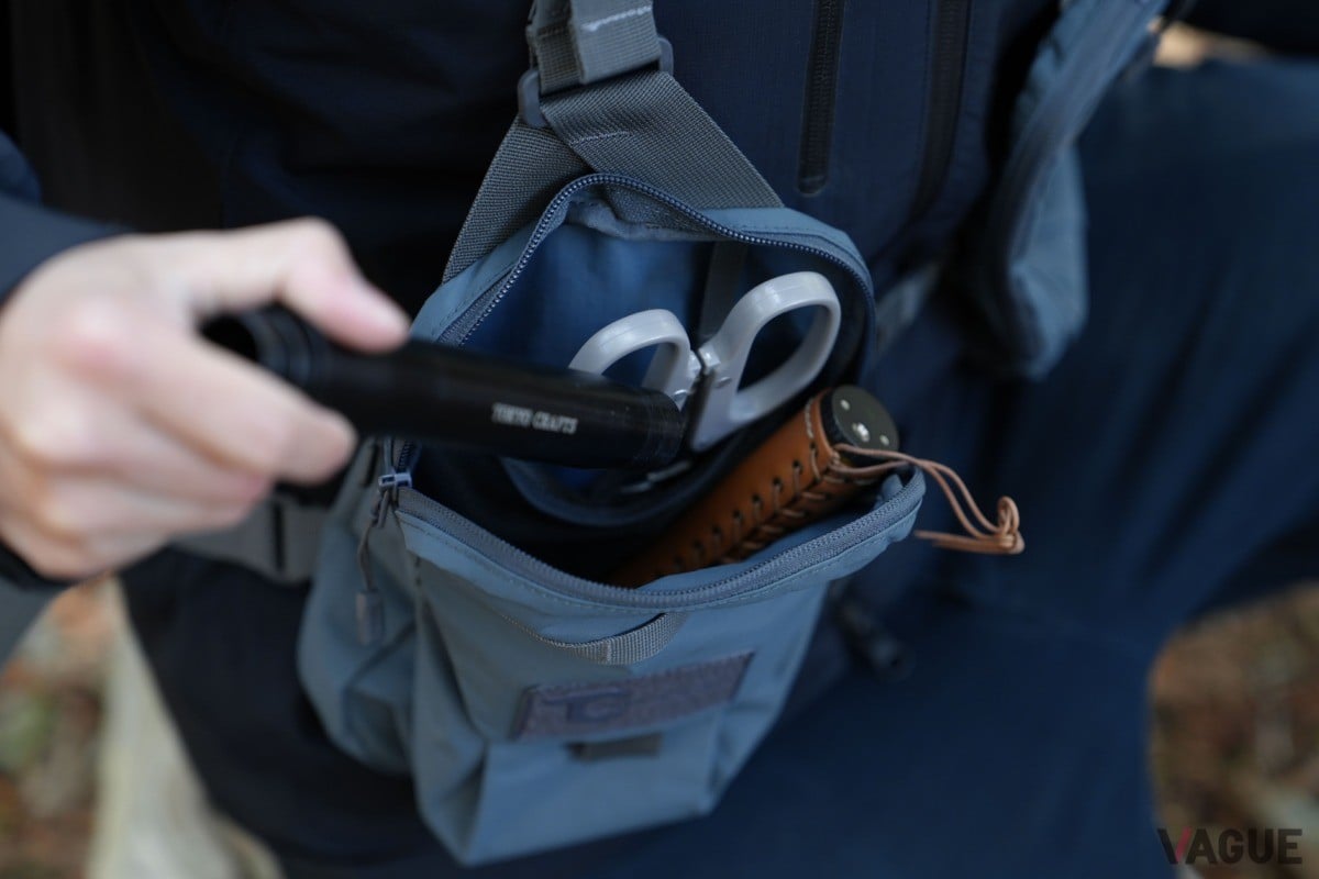 収納力抜群で難燃性の新「キャンプベスト」登場！ ブルーグレーの