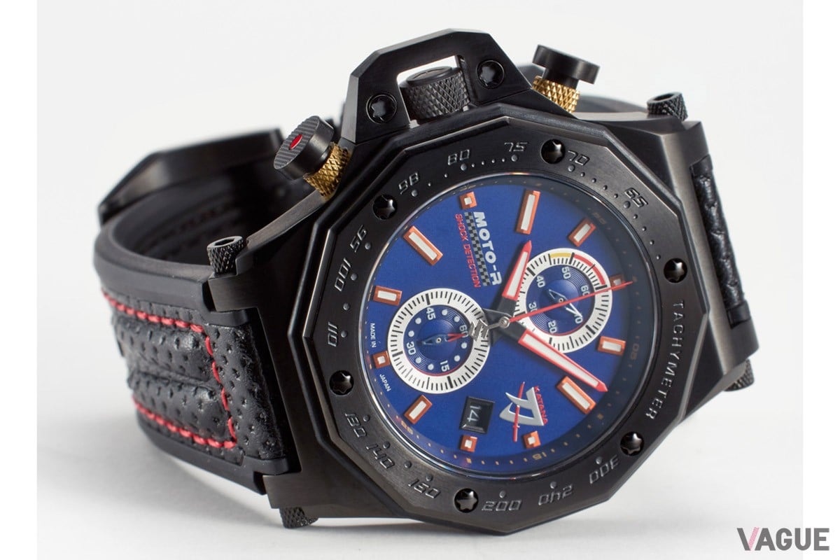 「KATANA」のマットブルーをイメージした配色。リューズガードにはデザイン的な魅力も漂う