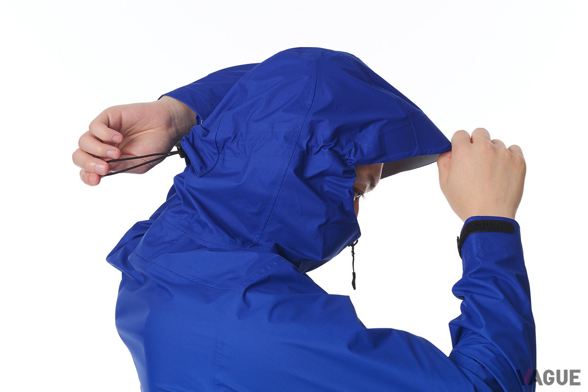 ヘルメット対応のツバつきフード