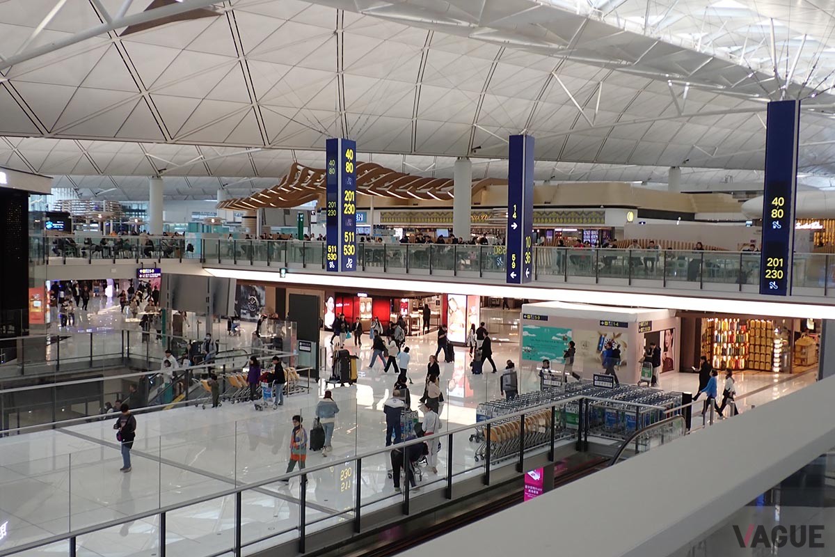 香港国際空港の出発ロビーは広大だが、機能的にまとめられている