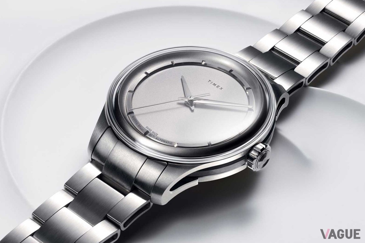 丁寧なサテン仕上げのチタン製ダイヤルと、アワートラックの溝を設けたチタン製のインナーリング