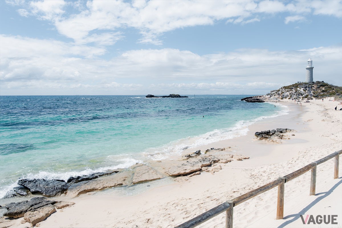 白い砂浜とブルーの海のグラデーションが美しいピンキー・ビーチ