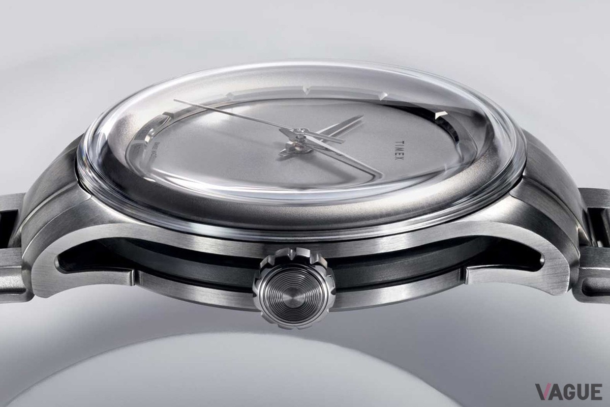 ケースに施されたスケルトン加工がブレスレット側面へとスムーズに受け継がれたデザイン