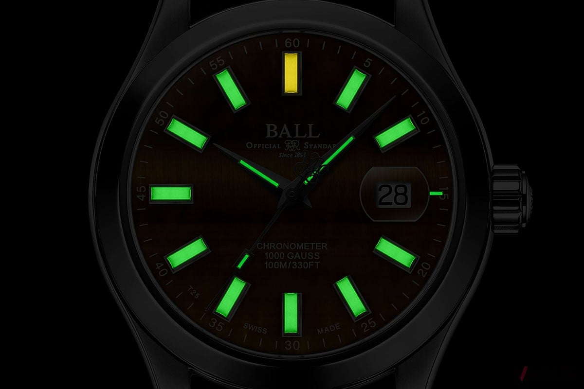 ダイヤルと針には自発光のマイクロ・ガスライトを搭載