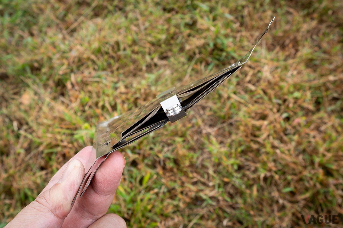 収納時の「EBOSHI-02」の厚さは2cmほど。荷物の隙間に入るほどの薄さです