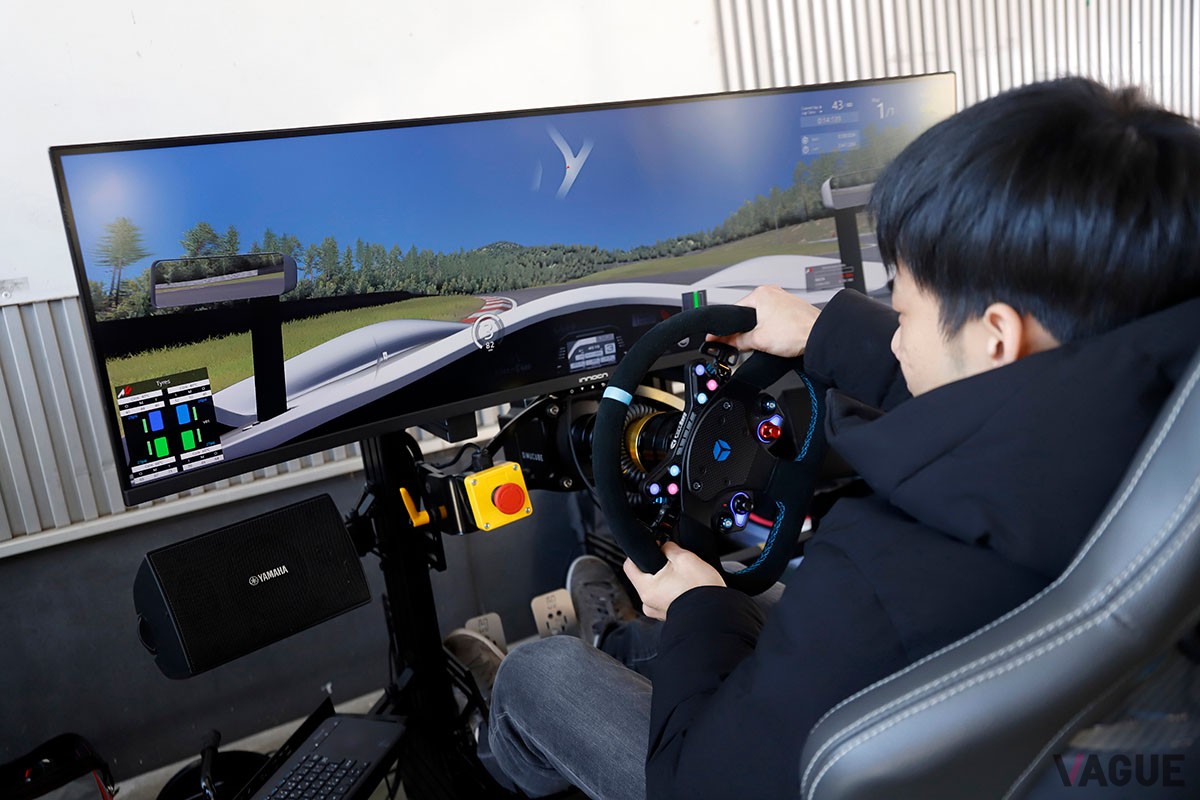 イベント会場には2台のドライビングシミュレーターが持ち込まれ、参加者たちはバーチャルでのコース習熟に務めた