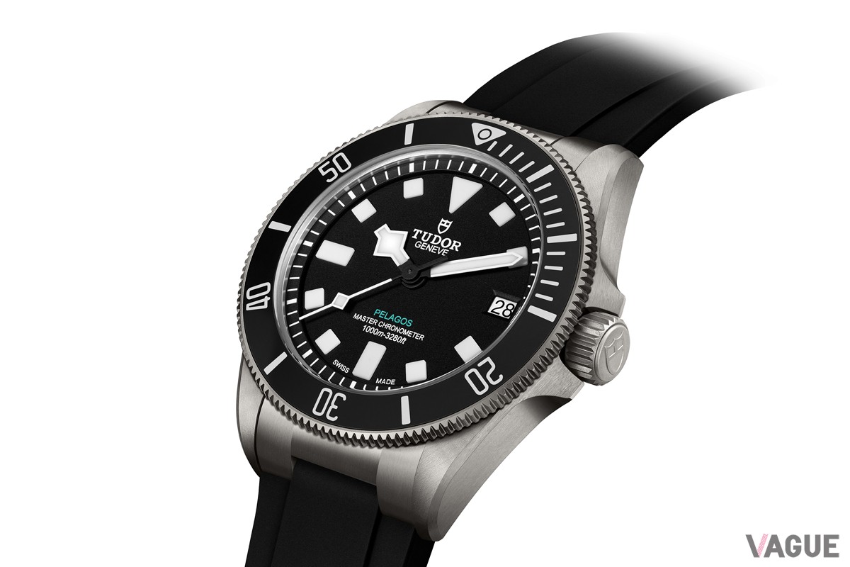 ダイヤルは視認性を向上させるため、針はより太く、インデックスを大型化