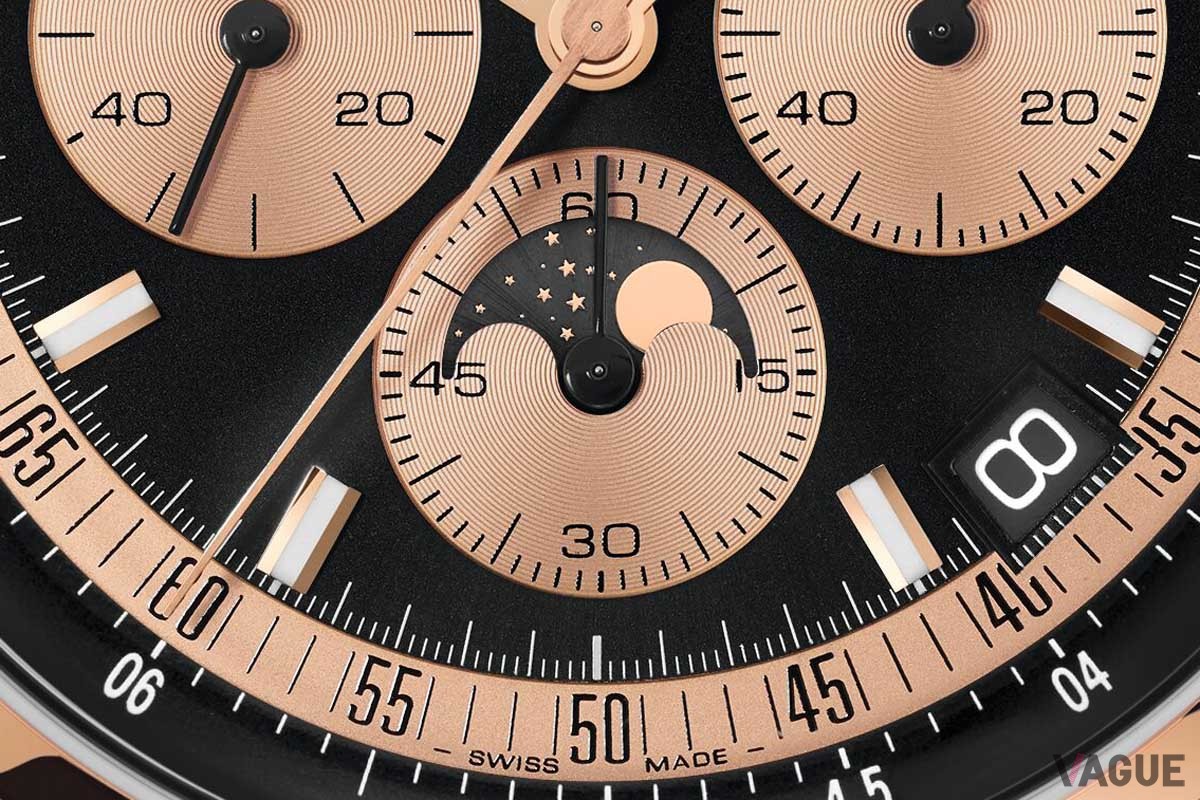 ムーンフェイズは6時位置にあるクロノグラフのミニッツカウンターに統合