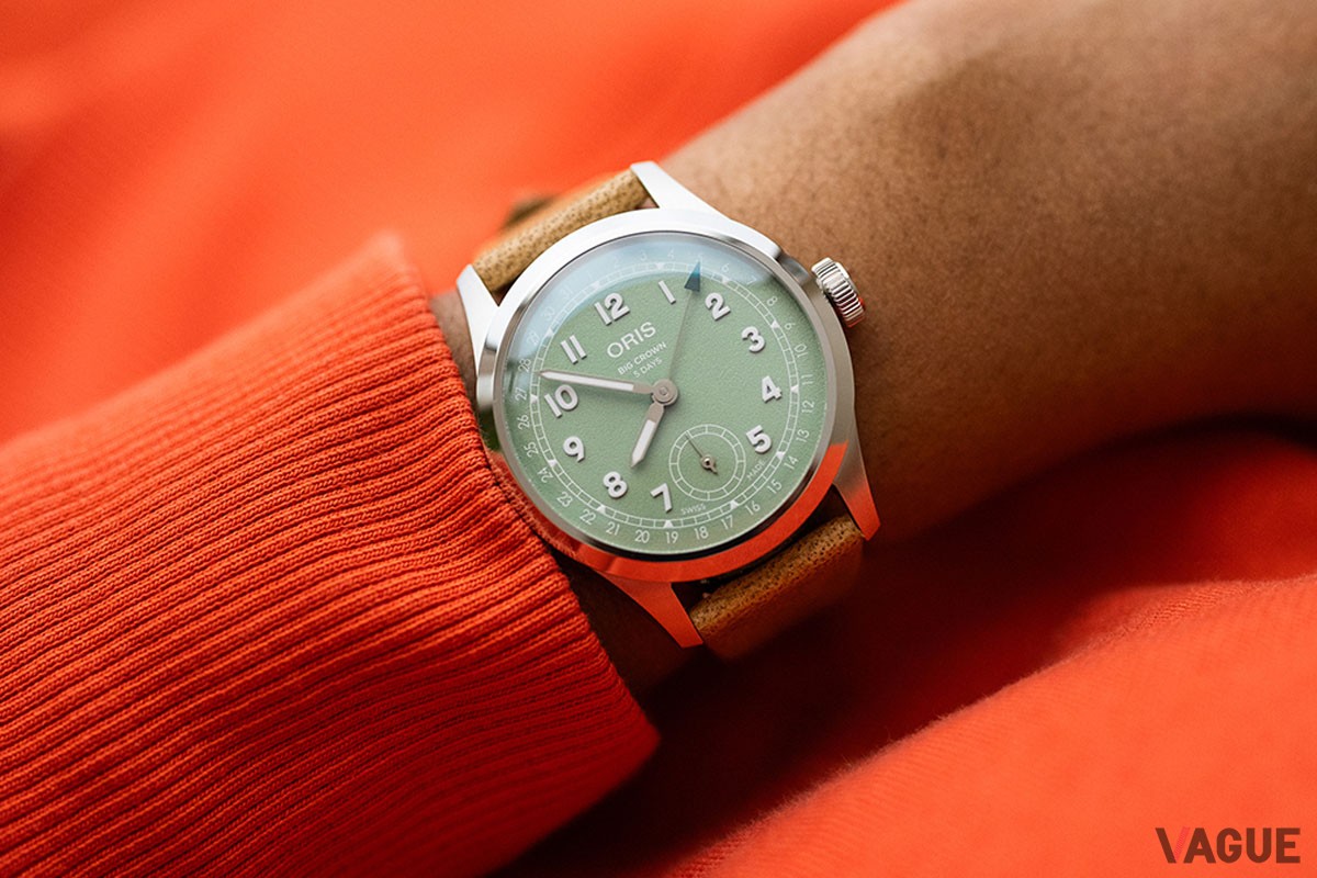 6時位置にスモールセコンドを配置（ビッグクラウンポインターデイト 403）