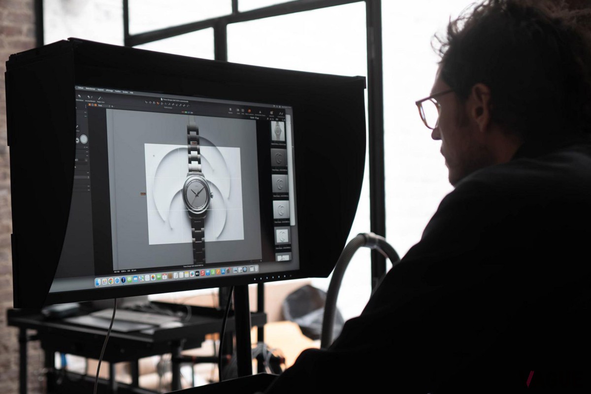 温かみのあるトーンのチタンを主素材に採用