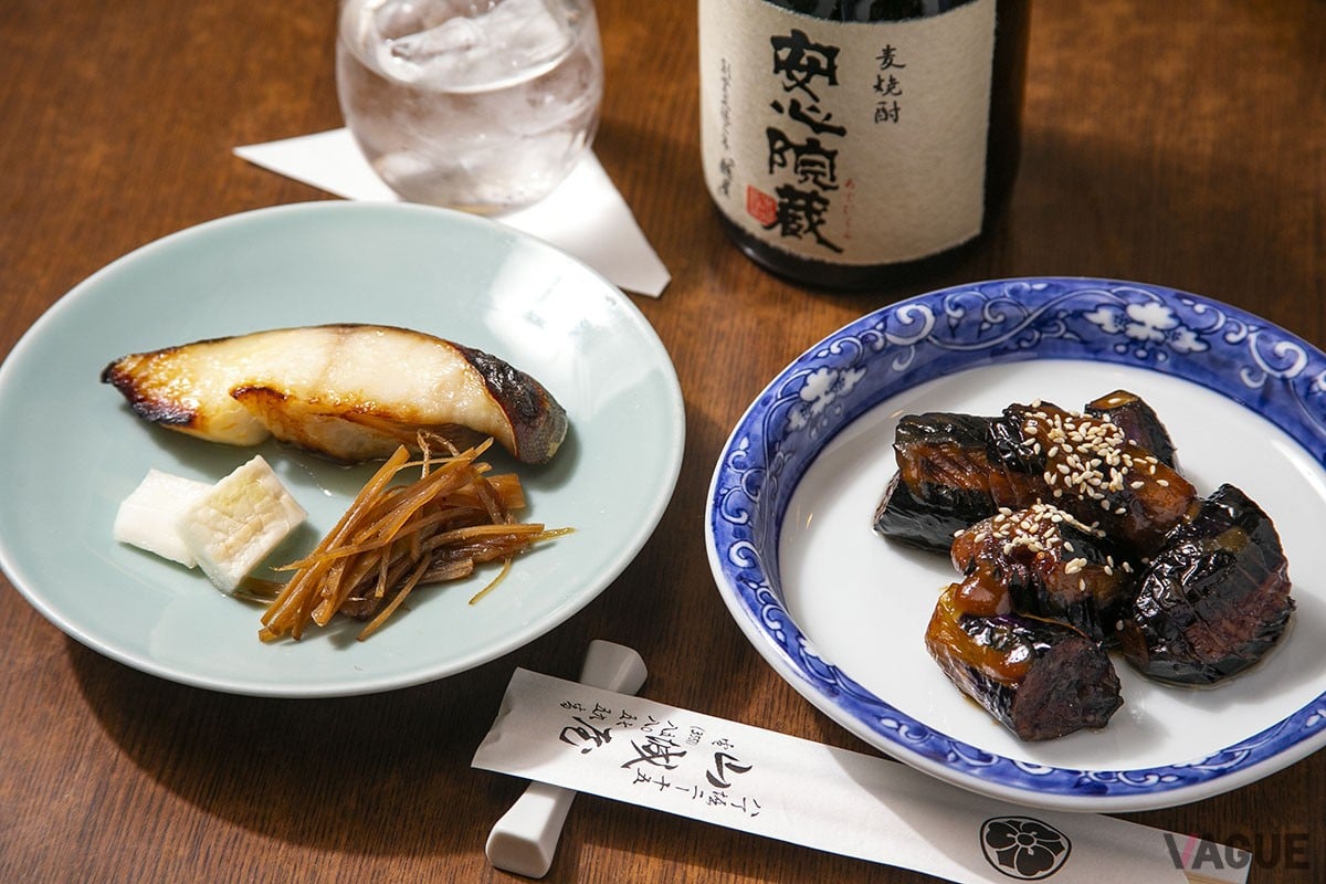 夜のメニュー、　なす味噌炒め500円と銀だら西京焼900円。お酒は大分県宇佐市の「安心院蔵（あじむくら）」1本3,700円