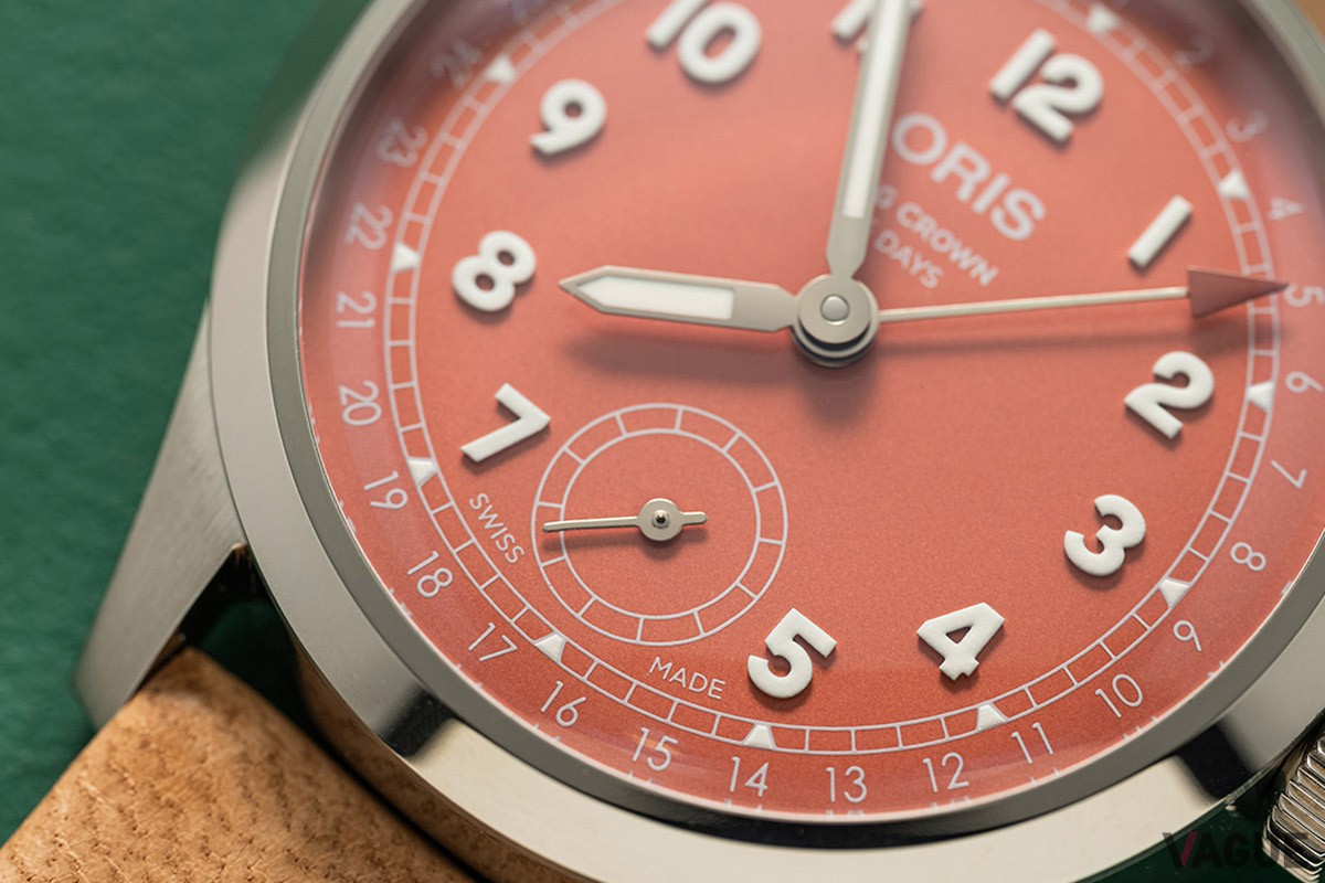 立体的なアラビア文字のインデックスが施されダイヤルに、時、分針と日付が視認しやすいデイト針（ビッグクラウンポインターデイト 403）