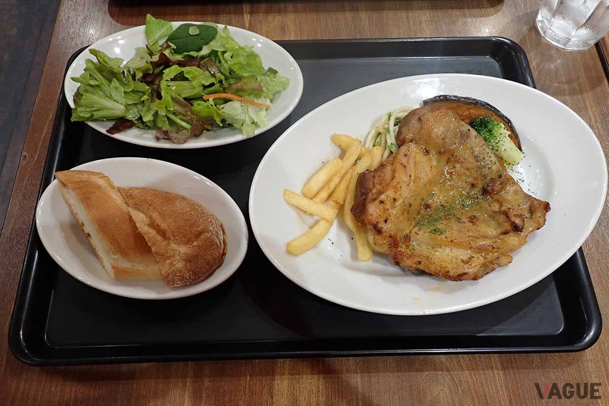 取材当日のお肉料理は「チキンのスパイス焼き」。ワインによく合う