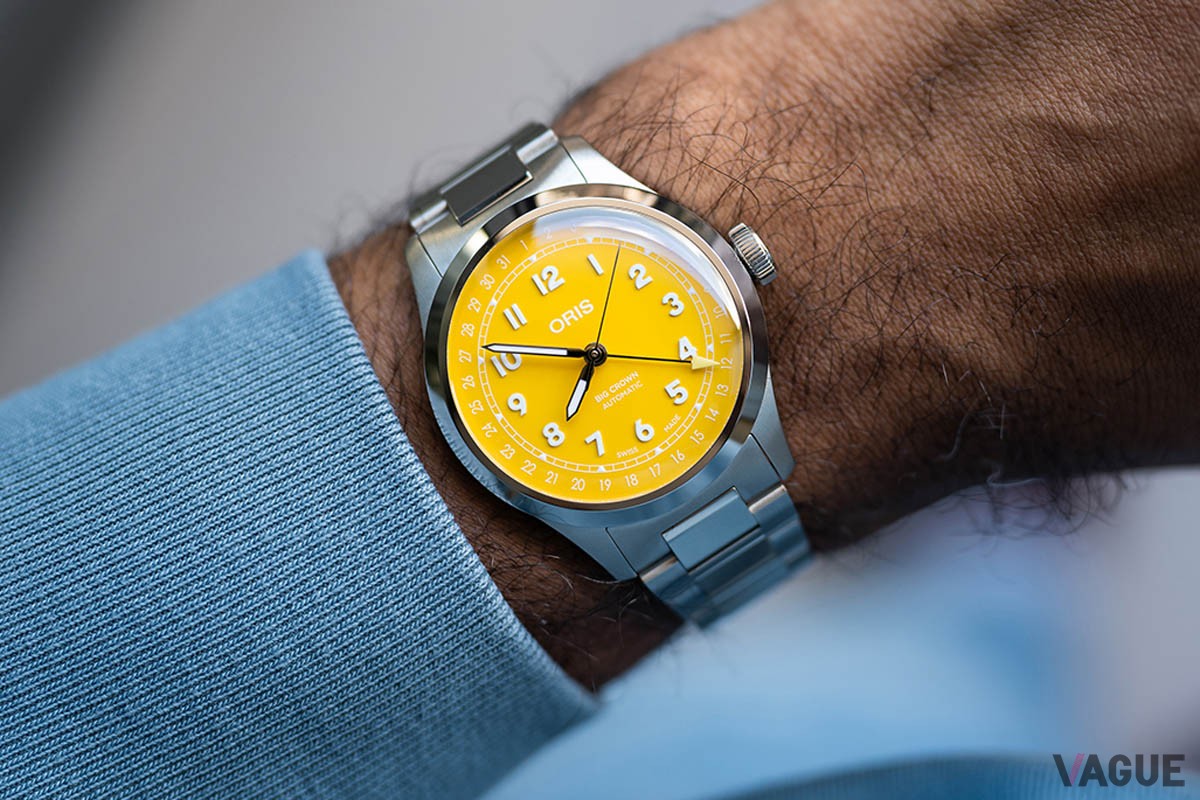 太陽のように明るいイエローが目を引く（ビッグクラウンポインターデイト 40mm）