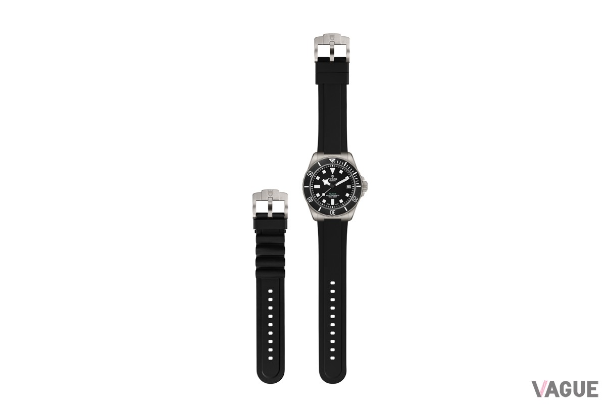 チタニウム製ピンバックル付きのブラックラバーストラップが付属され、110mmまでストラップを延長することが可能な、ラバーエクステンションパーツもセットに