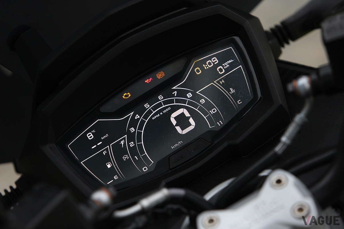スポーティな印象の“スペースホワイト”を新設定したアプリリアの“軽二輪”スクーター「SR GT 200 SPORT」