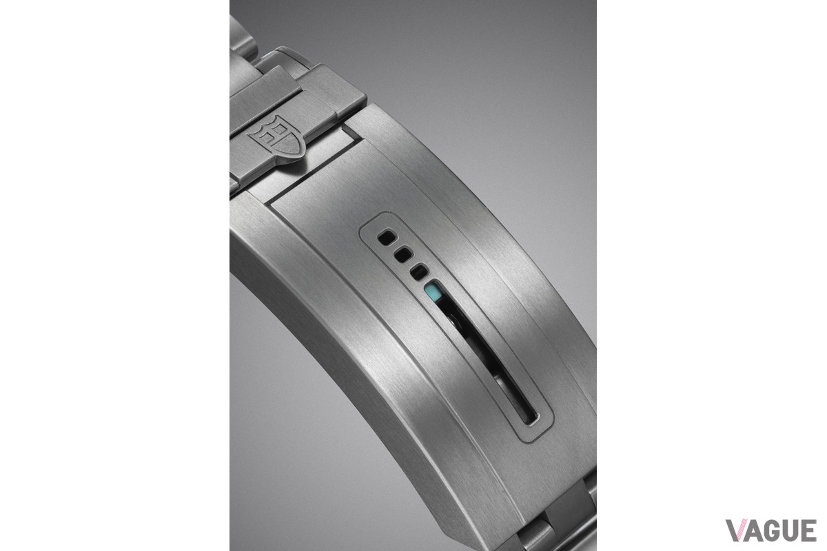 セルフサイズ調整を可能にするアジャスタブル クラスプには、夜光マーカー付きのビジュアルインジケーター