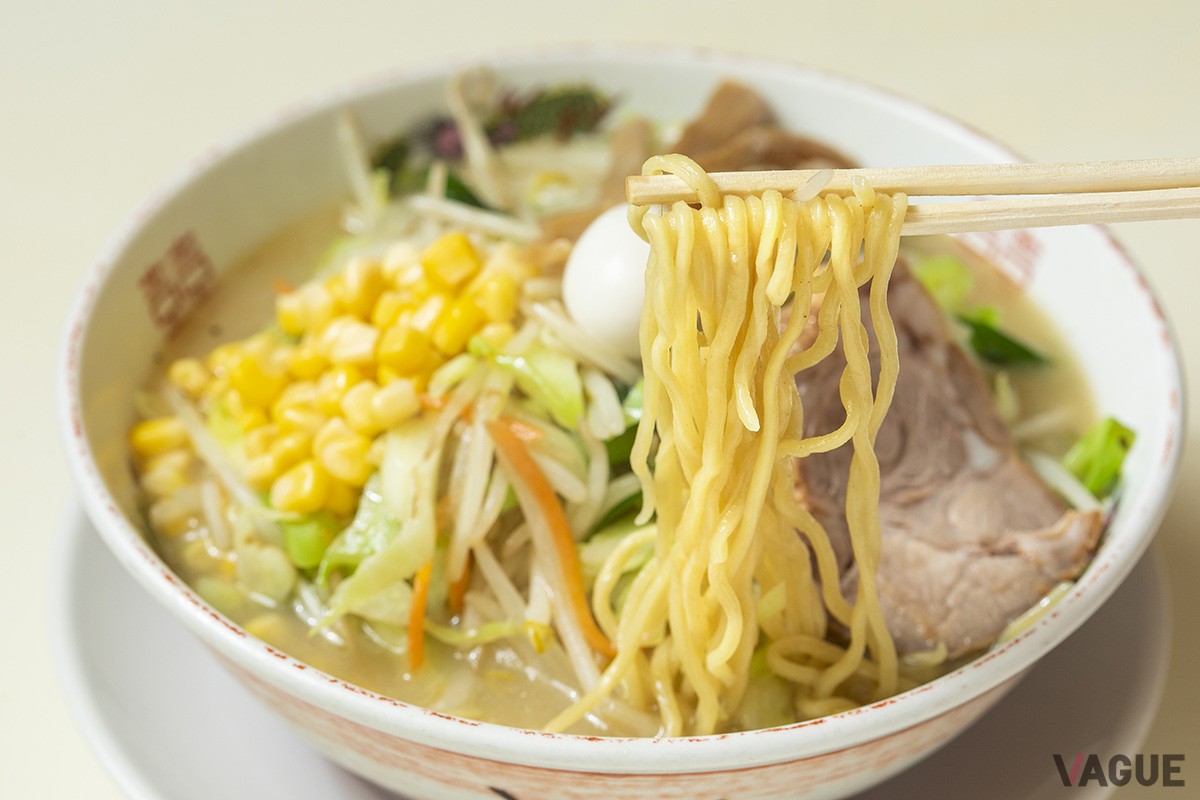 中細のややちぢれた麺で、スープの持ち上げもいい。